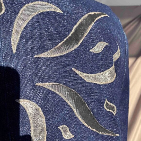 Vintage Embroidered Denim Jacket: Oversized 90s Jean Coat (M-XL) - Picture 8 of 9